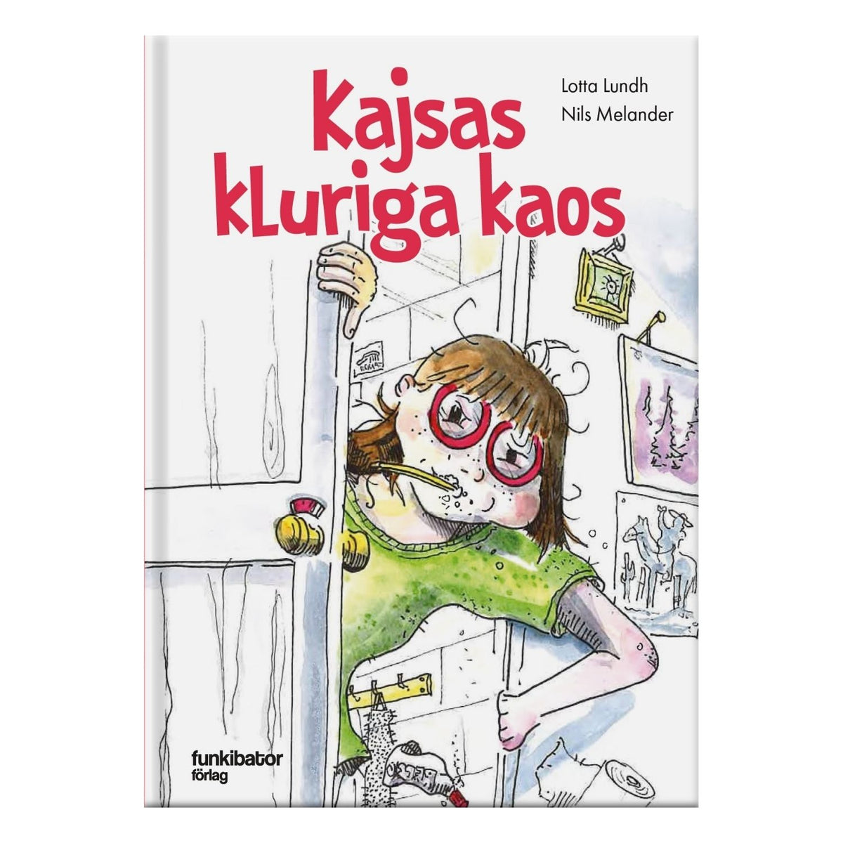 Omslag till boken "Kajsas kluriga kaos" där en flicka kikar ut ur ett rum i ett stökigt hem, med livliga illustrationer.