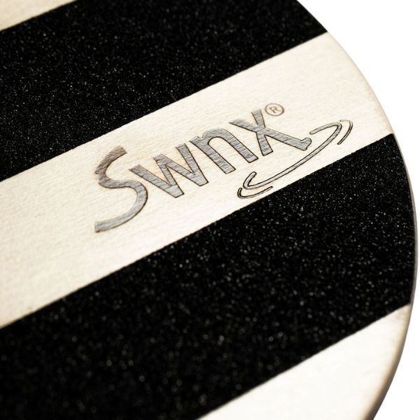 Närbild på fotplattan till SWNX Original med halkskydd och logotyp.