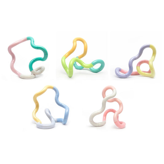 Fem Tangle Jr. Clouds i utsträckt form som visar de böjbara delarna och olika pastellfärgerna.