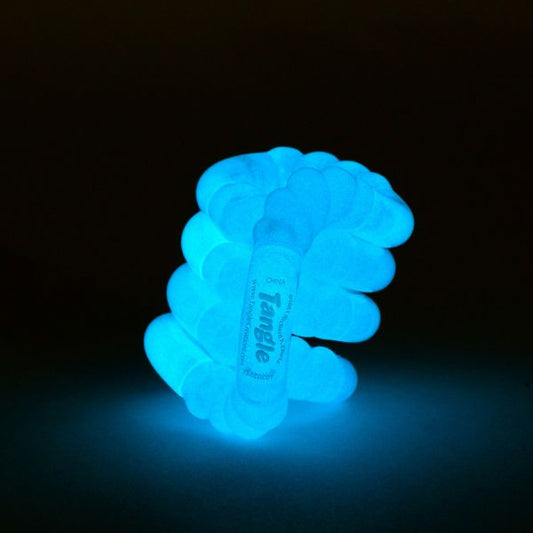 Blå Tangle Jr Glow – självlysande fidget som minskar stress vid ADHD och autism.
