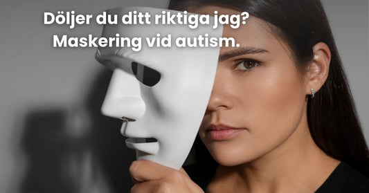 Kvinna håller en vit mask framför ansiktet, symboliserar maskering vid autism.