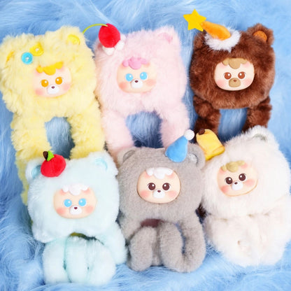 Alla sex varianter av Tangle x HiddenWooo Mallow Bears med fluffiga björnfigurer i olika färger, samlade mot blå plyschbakgrund.