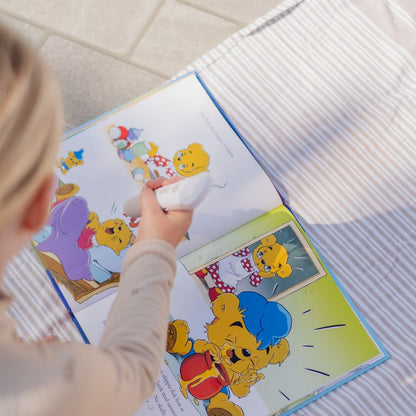 Uppslag ur Bamse och Brummelisa med tydliga illustrationer och interaktivt stöd för språkutveckling