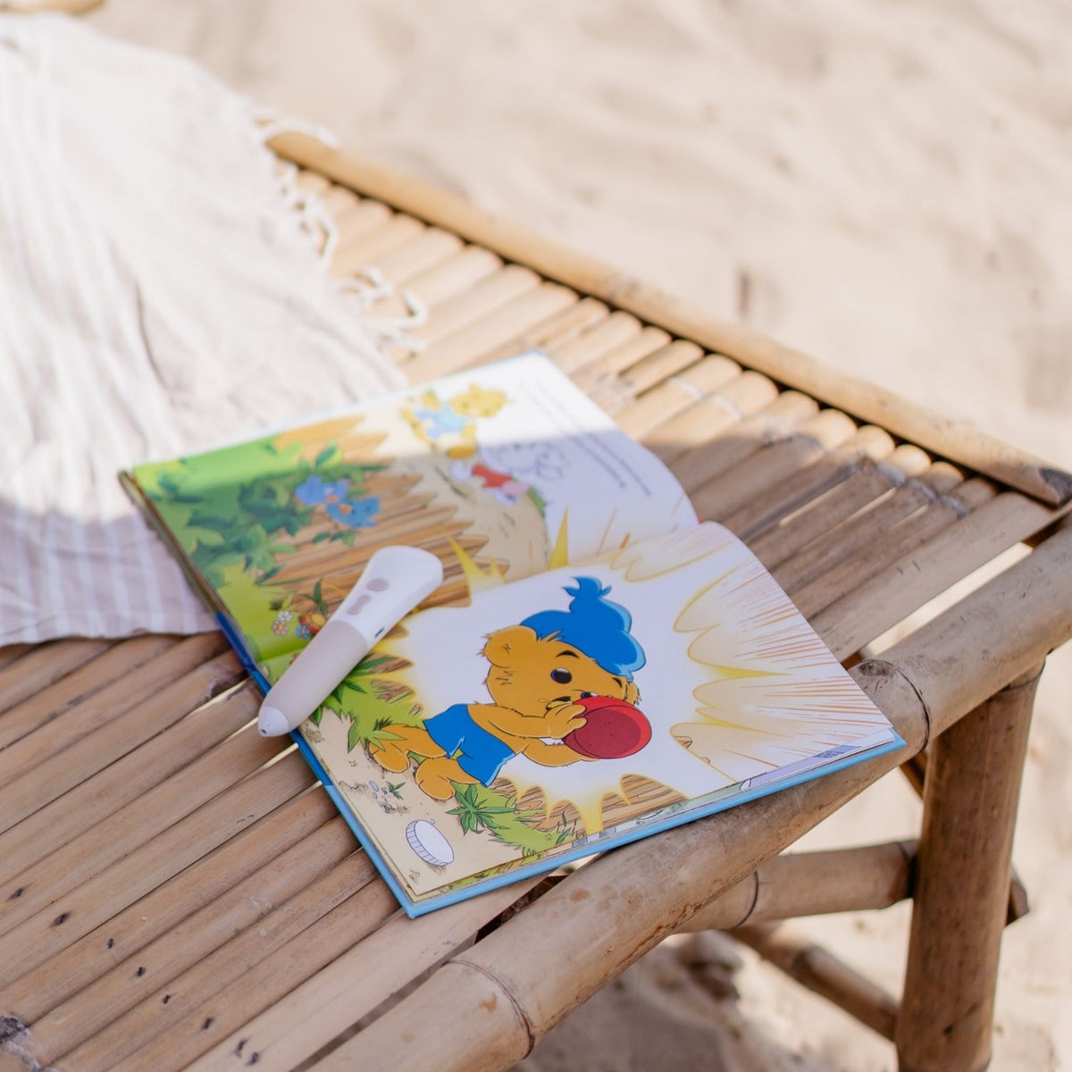 Interaktiv barnbok Bamse och Brummelisa tillsammans med Readioo läspenna under lässtund