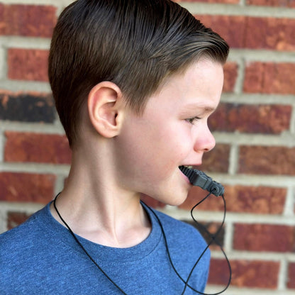 Barn använder svart RoboChew tugghalsband för ADHD & autism.