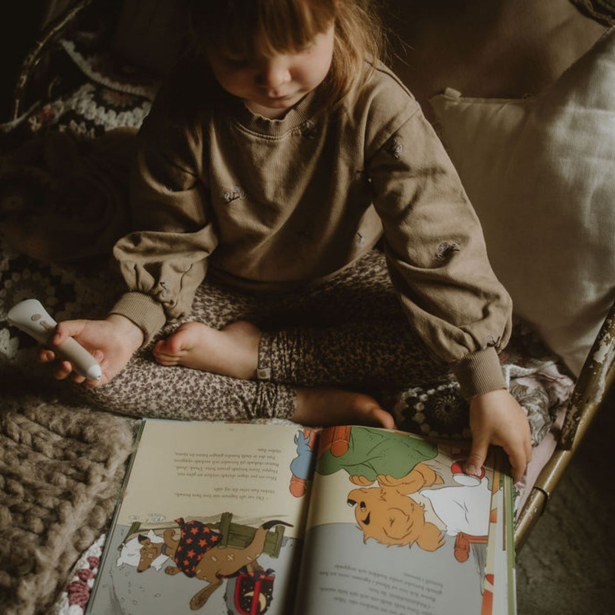 Barn använder Readioo läspenna när de läser boken Bamse och Hoppa-Tossa