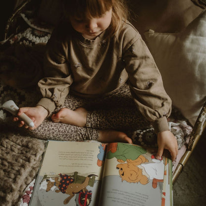 Barn använder Readioo läspenna när de läser boken Bamse och Hoppa-Tossa
