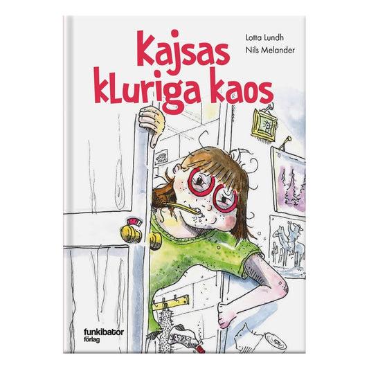 Omslag till boken "Kajsas kluriga kaos" där en flicka kikar ut ur ett rum i ett stökigt hem, med livliga illustrationer.