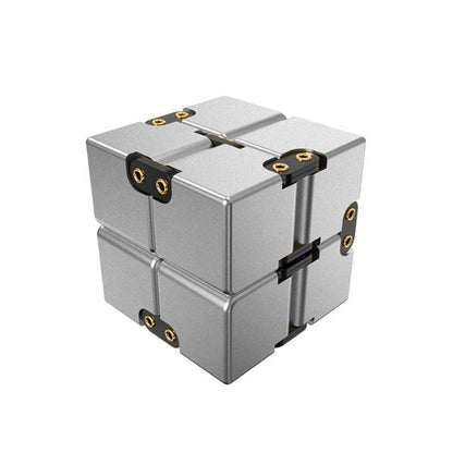Infinity Cube i silverfärgad aluminium med silver gångjärn.