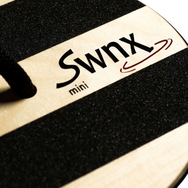 Närbild på fotplattans ovansida med SWNX Mini-logotyp och halkskyddande yta