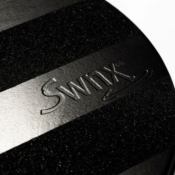 Närbild på halksäker fotplatta med SWNX-logotyp, fotgunga för vuxna vid kontorsarbete.