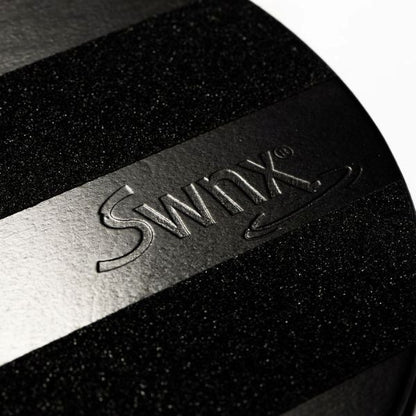 Närbild på halksäker fotplatta med SWNX-logotyp, fotgunga för vuxna vid kontorsarbete.