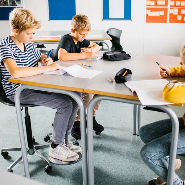 Elever fokuserar på skolarbete medan de gungar med fötterna på SWNX One