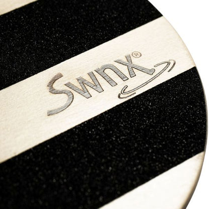 Närbild på fotplattan till SWNX Original med halkskydd och logotyp.