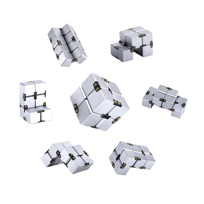 Infinity Cube i silver visas i flera positioner, fidgetleksak i aluminium.
