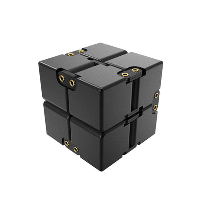 Infinity Cube i silverfärgad aluminium med svarta gångjärn.