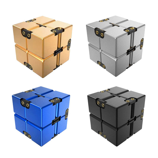 Infinity Cube i tre färger: blå, svart och silver och gjord av aluminium.