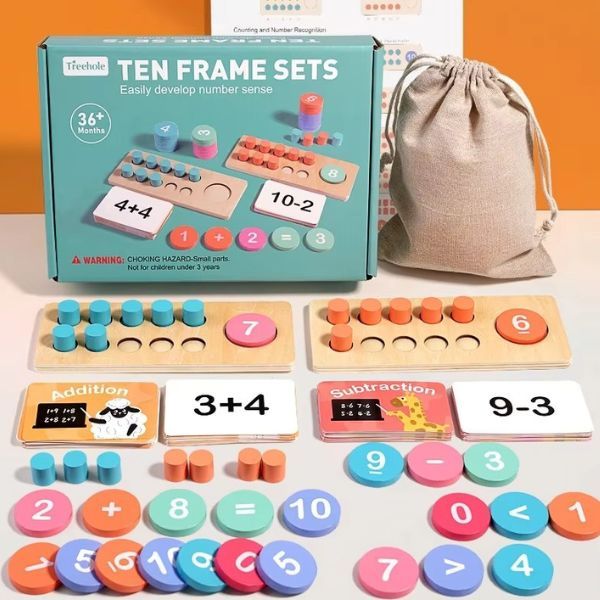 Matematikspel i trä med sifferbrickor, träcylindrar och räknekort för att träna taluppfattning, mängd och räknesätt