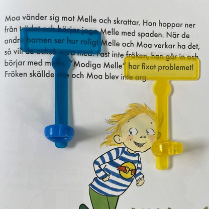 Blått och gult läsfönster som döljer överflödig text och ökar läsförståelse.