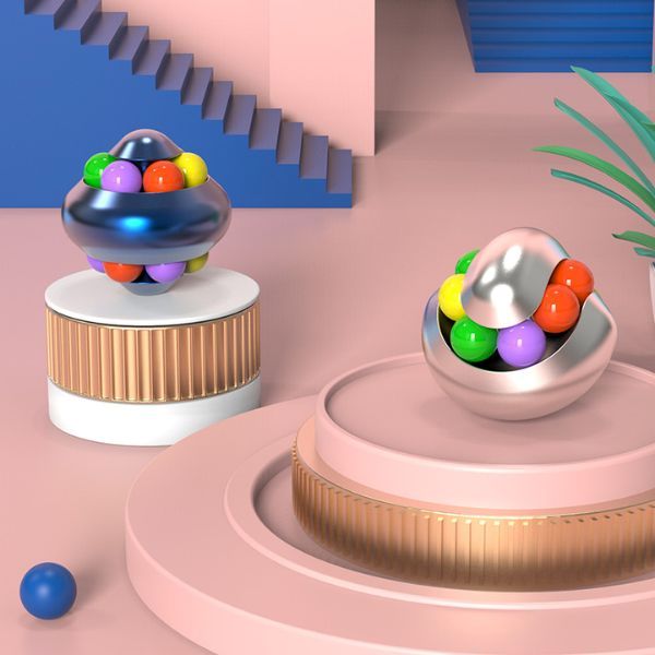 Magic Ball i ett uppställt miljöfoto, metallisk design och färgstarka kulor