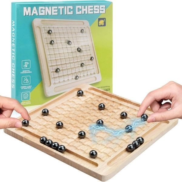 Magnetic Chess spel i trä där magnetkulor dras ihop och skapar spännande och taktiska spelmoment