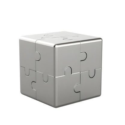 Silverfärgad magnetisk pusselkub i hel form