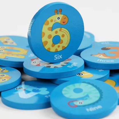 Memoryspel i trä med siffror, djur och engelska ord i färgglad design.