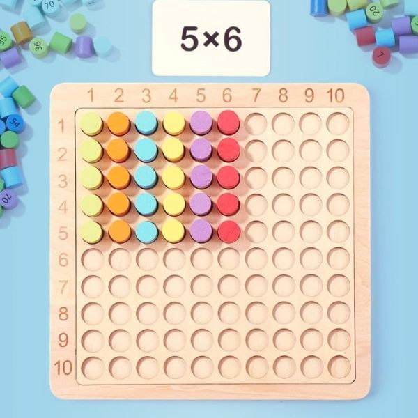 Exempel på multiplikation 5x6 med färgade träbrickor på multiplikationsbräda
