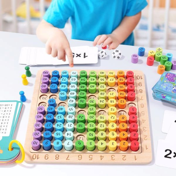 Barn som använder multiplikationsspel i trä för att träna matte på ett lekfullt sätt