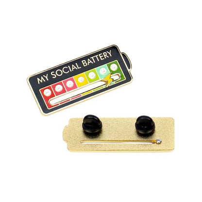 Baksida av My Social Battery pin – Två säkra nålar på baksidan för enkel och säker fastsättning på kläder eller väska.