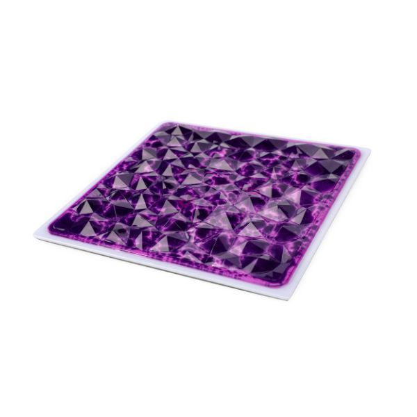 Närbild snett uppifrån av lila 3D-golvplatta med textur och vätskerörelse