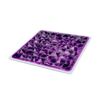 Närbild snett uppifrån av lila 3D-golvplatta med textur och vätskerörelse