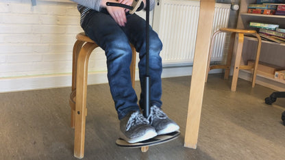 Barn använder SWNX Mini Original fotgunga medan han skriver i sin bok, för bättre fokus och lugn.