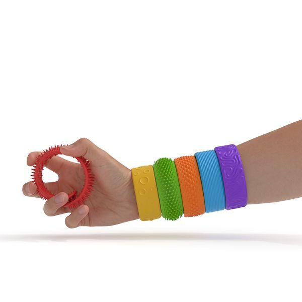 Hand och arm med sex sensoriska fidgetarmband i olika texturer för taktil stimulans och fokus.