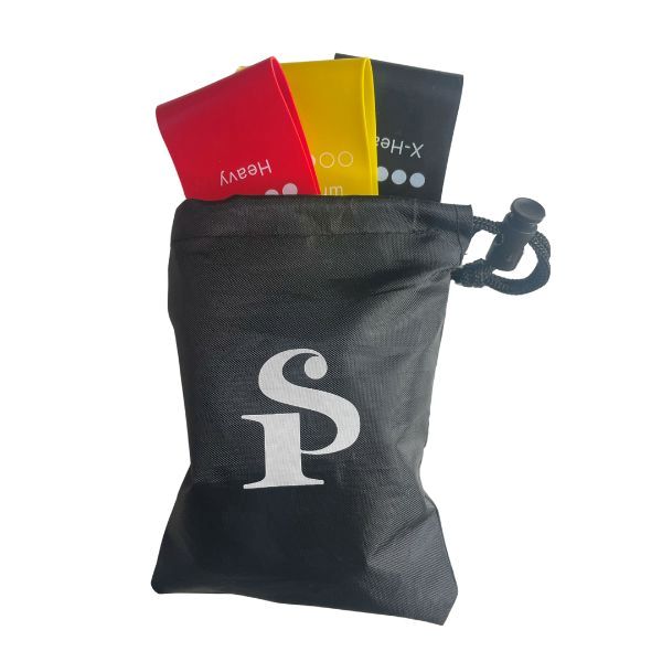 Svart förvaringspåse med logotyp, innehållande tre färgkodade stolband.