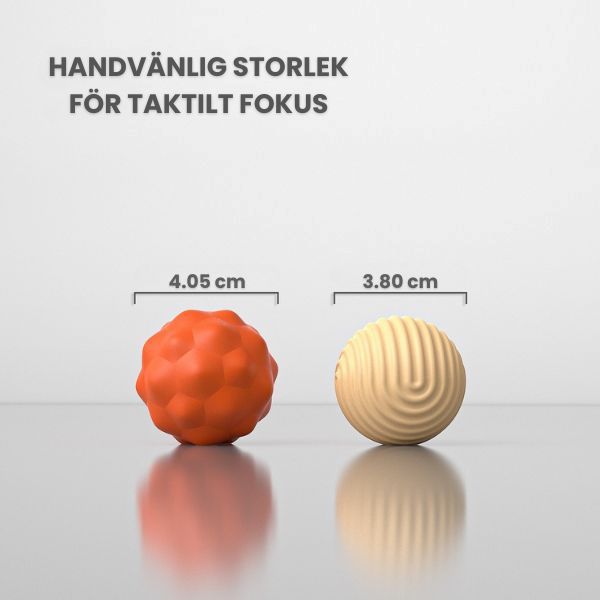 Storleksjämförelse mellan två stora fidgetbollar med tydliga måttangivelser.