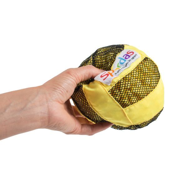 Hand som håller i gul Success boll, mjuk sensorisk boll för greppträning och fokus