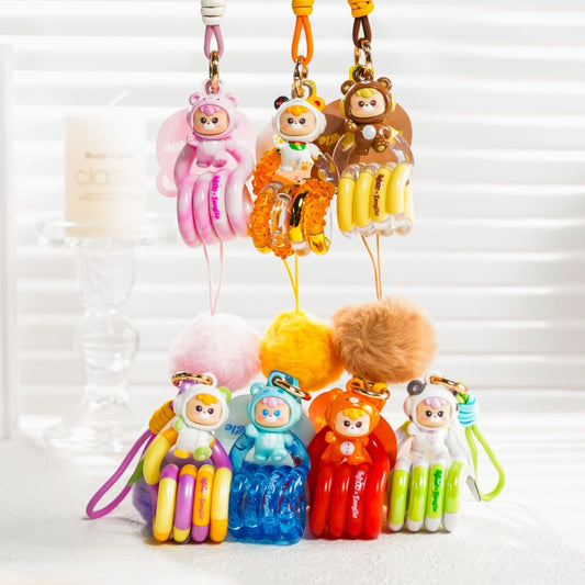 Sju Tangle x HiddenWooo Abebe Bear i olika färger med björnfigurer, vridbara fidgetleksaker och fluffiga bollar.