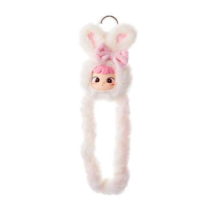 Vit Tangle x HiddenWooo Lovely Bunny Snowy Bunny med rosa rosett, fluffiga kaninöron och lång mjuk ögla med metallring.