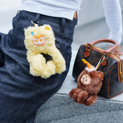 Gul och brun Tangle x HiddenWooo Mallow Bears med mjuka björnfigurer, fästa som dekorativa hängen på byxor och handväska.