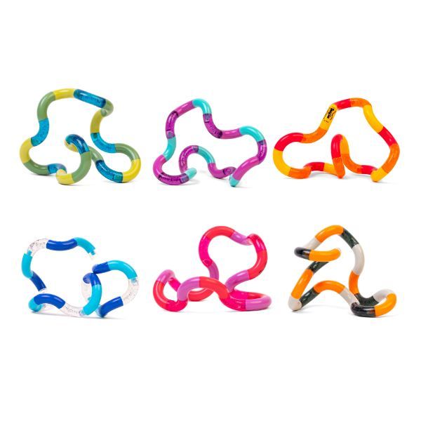 Sex olika färgkombinationer av Tangle Jr Classic, visade i utvecklade former. Perfekt för kreativt lekande.