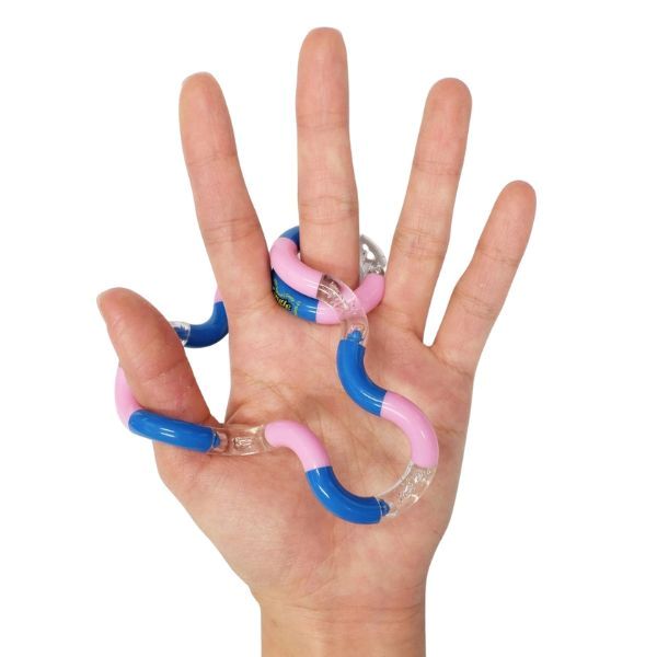 En Tangle Jr Classic som hålls i en hand, visar hur leksaken kan manipuleras för sensorisk stimulans.
