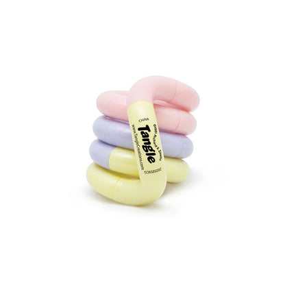 Tangle Jr. Clouds Berry Sweet i pastellrosa, lavendel och ljusgult, ihoprullad i sin klassiska form.