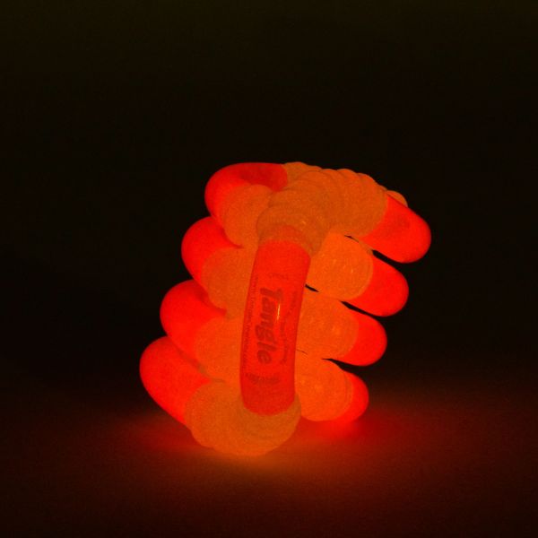 Röd Tangle Jr Glow – en rogivande fidget som lyser i mörkret och ökar fokus.