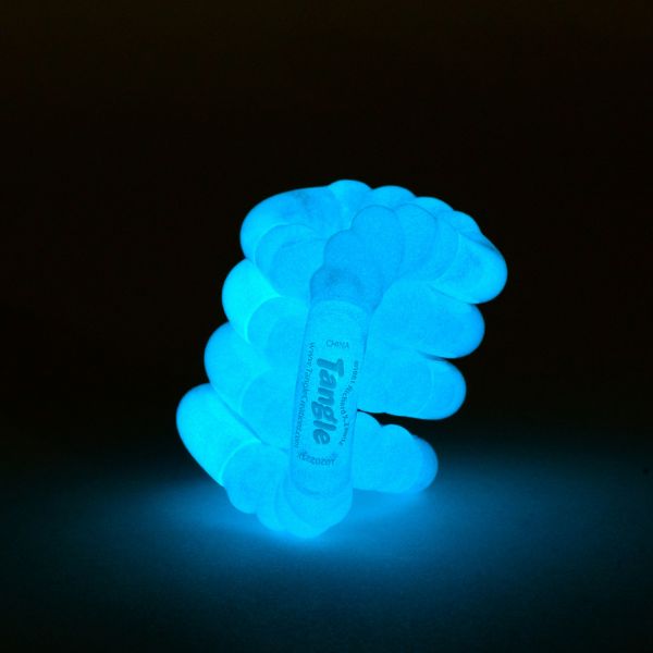 Blå Tangle Jr Glow – självlysande fidget som minskar stress vid ADHD och autism.