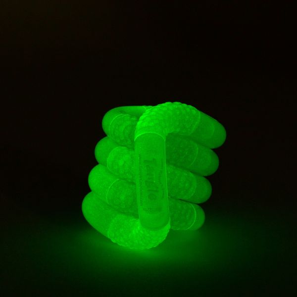 Grön Tangle Jr Glow – flexibel fidget som lyser i mörkret och främjar koncentration.