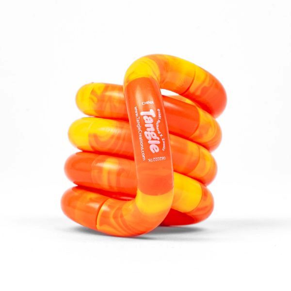 En fidget-leksak med en livlig orange och gul marmorerad design, skapad för att främja fokus och avslappning.