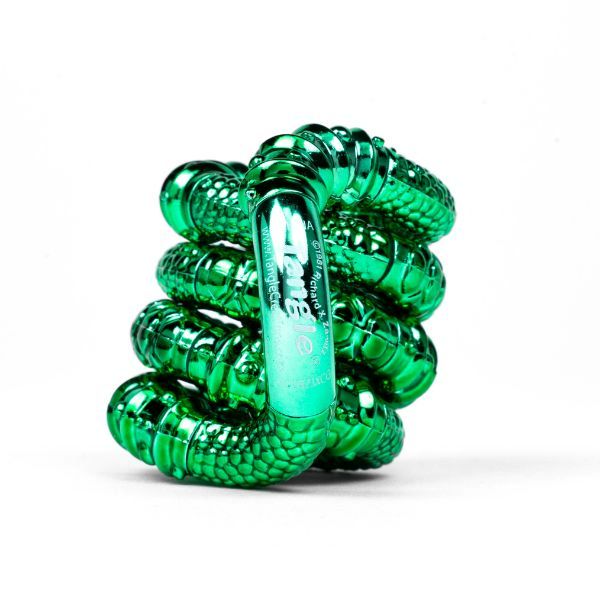 Grön metallisk fidget-leksak med strukturerad yta som främjar fokusering och avslappning.