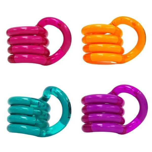 Fyra Tangle Palm Classic-fidgets i olika färger, formade i unika mönster.