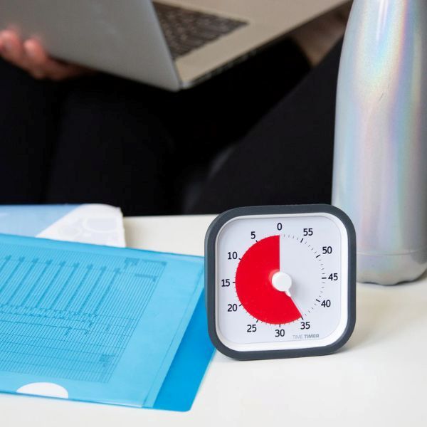 Visuell timer Time Timer MOD placerad på skrivbord vid arbete, visar tydligt återstående tid.